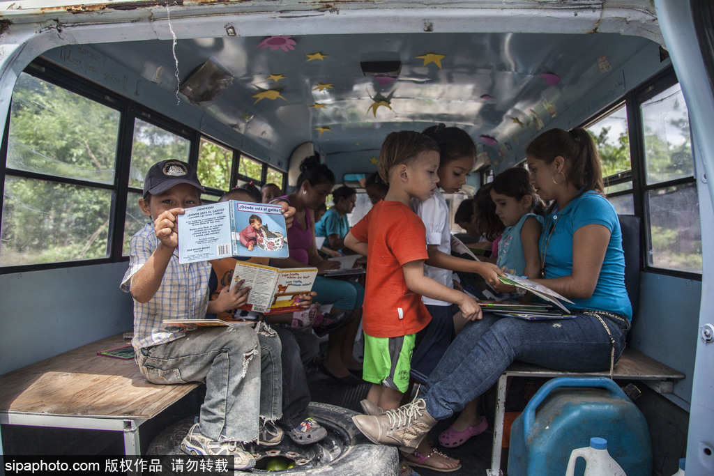 尼加拉瓜流動(dòng)巴士圖書館 鄉(xiāng)村兒童“零距離”接觸知識(shí)