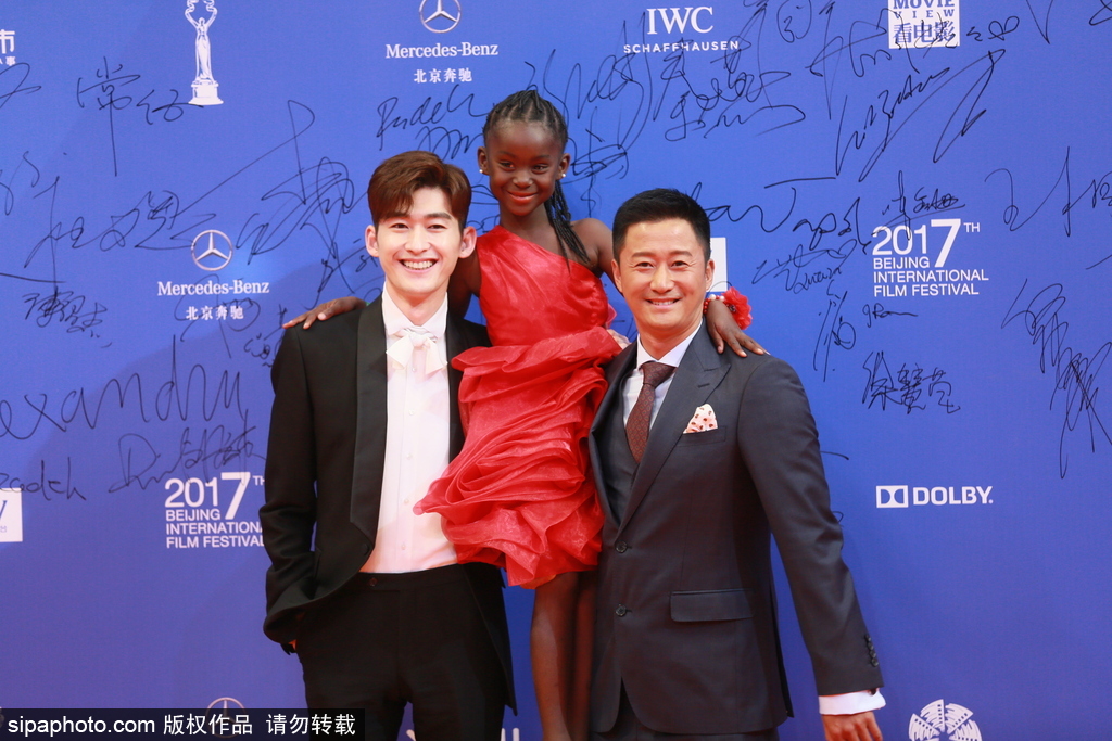 第七屆北京電影節(jié)：莫妮卡·貝魯奇性感現(xiàn)身閉幕式紅毯 林志玲、蔣雯麗、殷桃同場(chǎng)爭(zhēng)艷