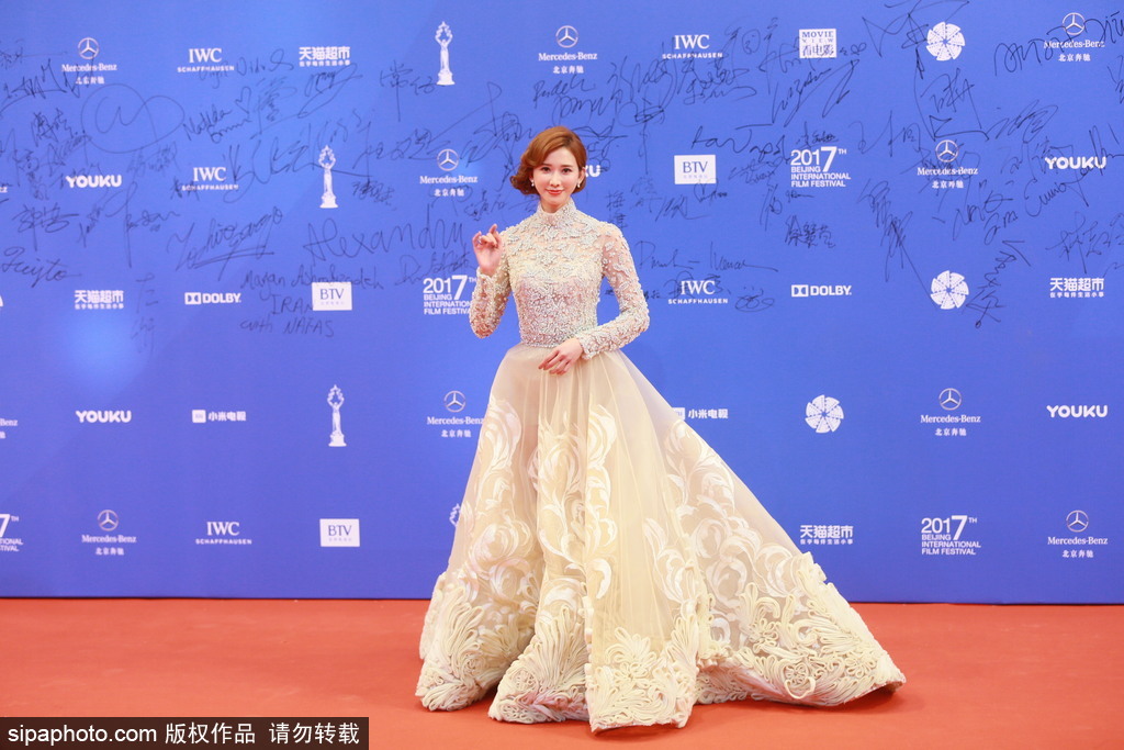 第七屆北京電影節(jié)：莫妮卡·貝魯奇性感現(xiàn)身閉幕式紅毯 林志玲、蔣雯麗、殷桃同場爭艷