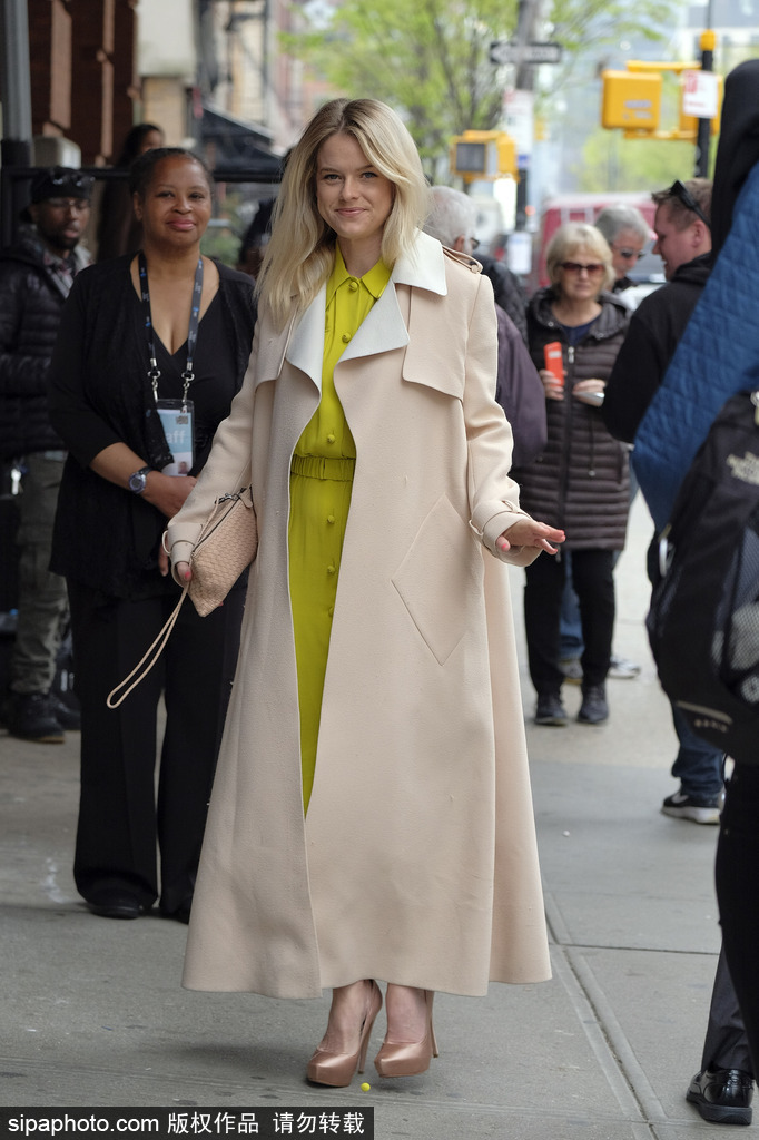 英女星愛麗絲·伊芙身著駝色大衣出街 內搭明黃套裝吸人眼球