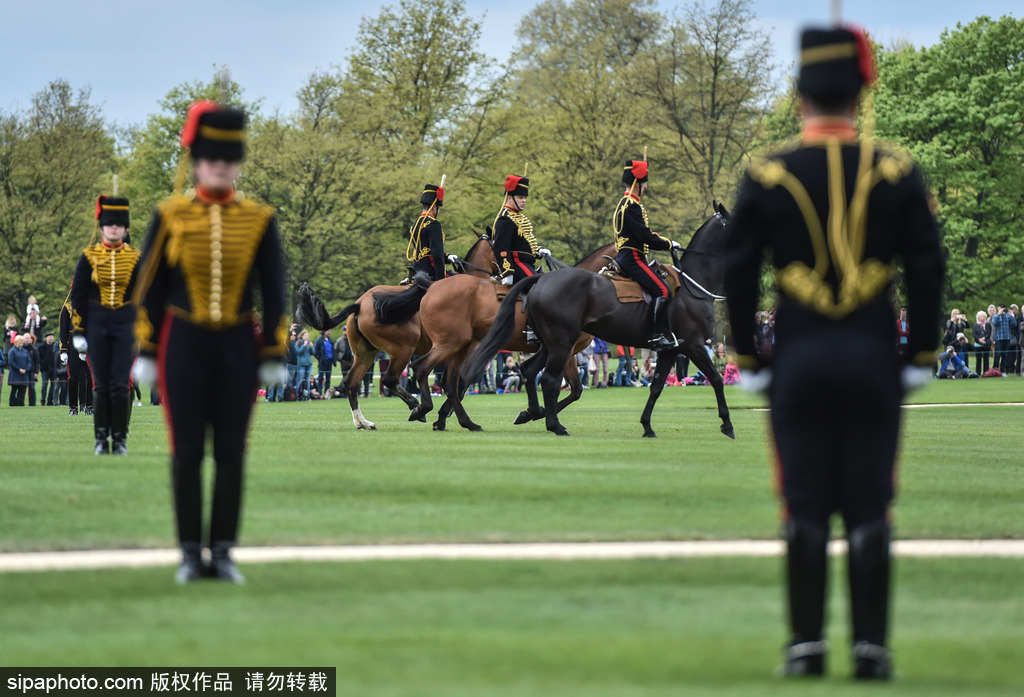 英國皇家炮兵部隊鳴禮炮41響 慶祝女王91歲生日