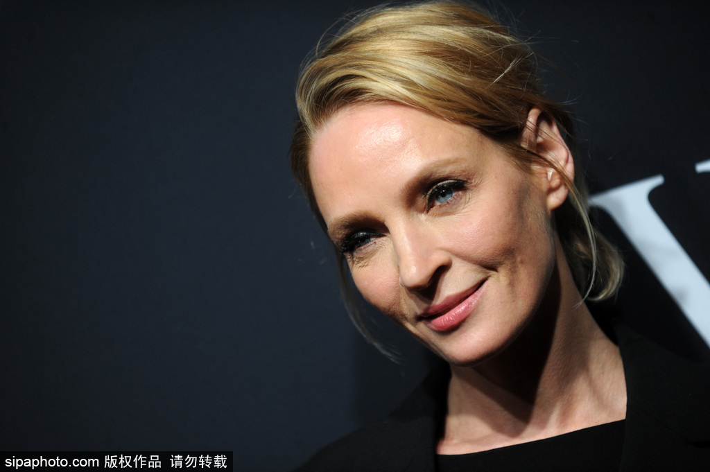 好萊塢知名女星烏瑪·瑟曼全黑LOOK現(xiàn)身活動(dòng) 淡妝素抹難掩氣場(chǎng)