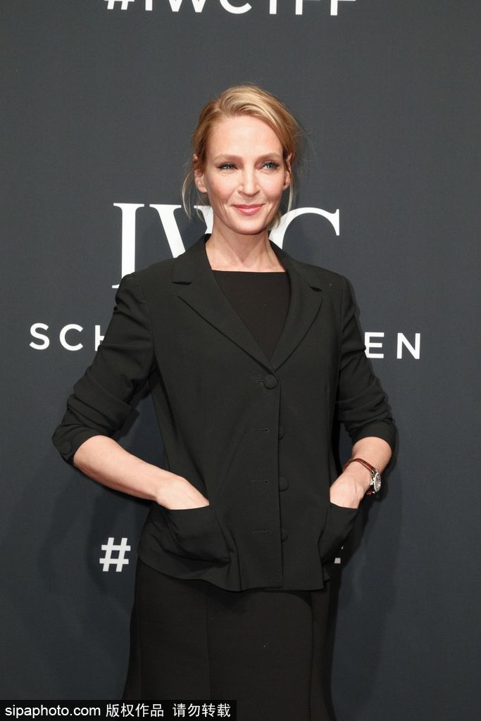 好萊塢知名女星烏瑪·瑟曼全黑LOOK現身活動 淡妝素抹難掩氣場