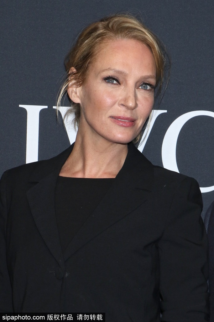 好萊塢知名女星烏瑪·瑟曼全黑LOOK現(xiàn)身活動 淡妝素抹難掩氣場