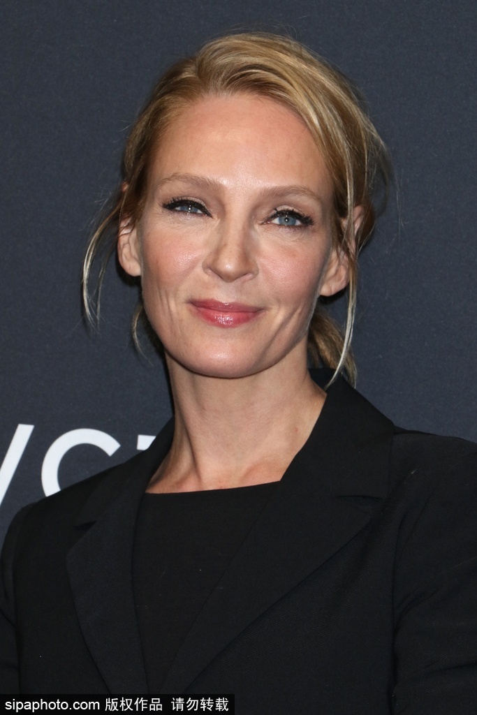 好萊塢知名女星烏瑪·瑟曼全黑LOOK現(xiàn)身活動(dòng) 淡妝素抹難掩氣場(chǎng)