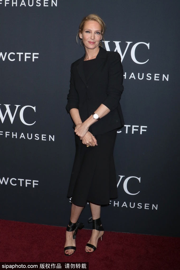 好萊塢知名女星烏瑪·瑟曼全黑LOOK現身活動 淡妝素抹難掩氣場