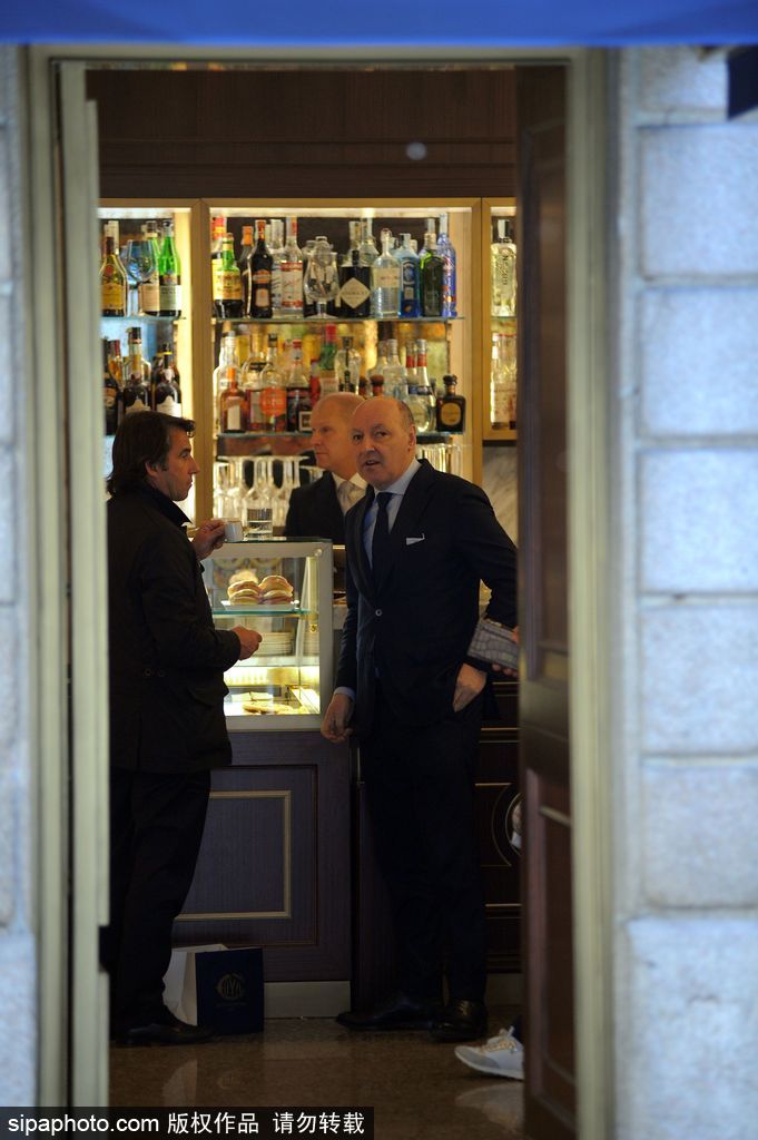 尤文總經理馬洛塔與友人漫步米蘭街頭 球隊贏球心情大好