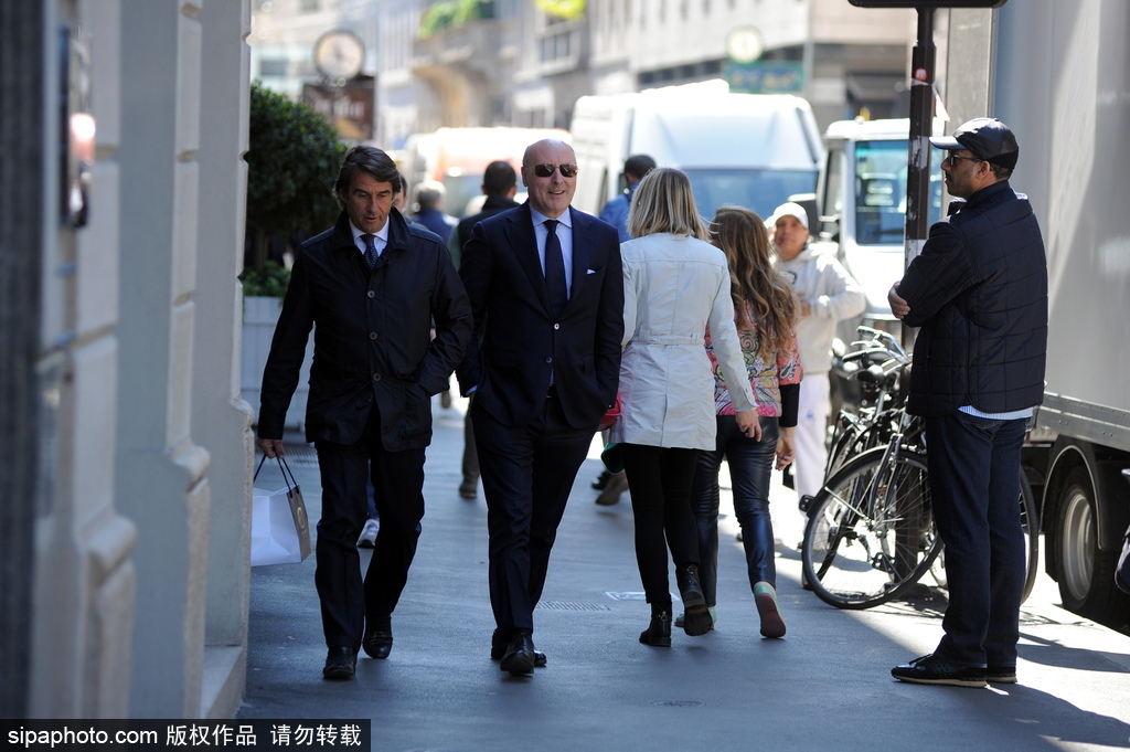 尤文總經理馬洛塔與友人漫步米蘭街頭 球隊贏球心情大好