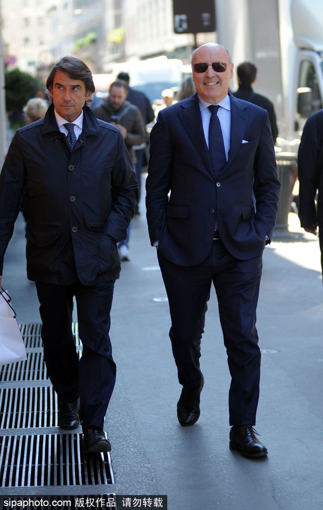 尤文總經(jīng)理馬洛塔與友人漫步米蘭街頭 球隊贏球心情大好