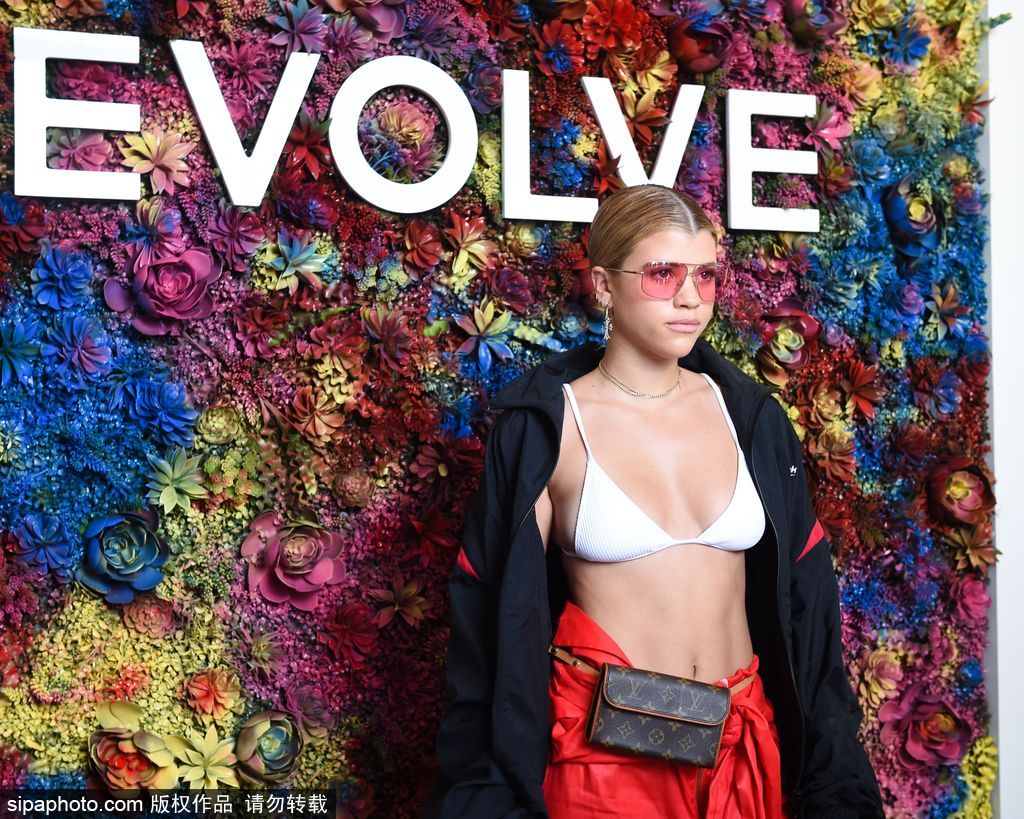 全美最盛大音樂節科切拉！盤點激情火辣內衣上陣的潮人街拍