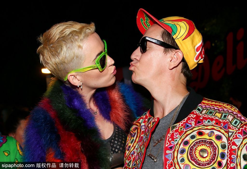 放飛自我！水果姐染了一頭綠發 還和出柜設計師熱吻