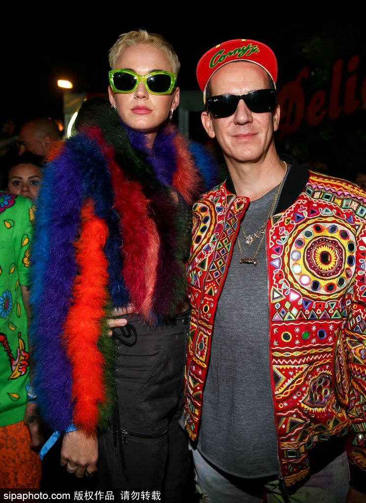 放飛自我！水果姐染了一頭綠發(fā) 還和出柜設(shè)計師熱吻