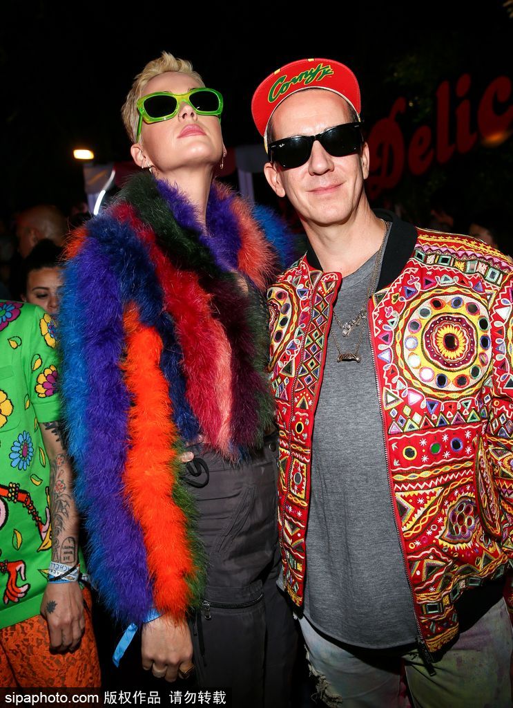 放飛自我！水果姐染了一頭綠發(fā) 還和出柜設計師熱吻