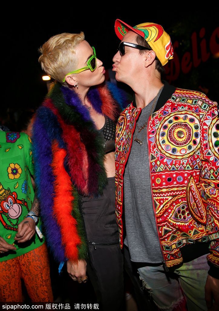 放飛自我！水果姐染了一頭綠發(fā) 還和出柜設(shè)計師熱吻