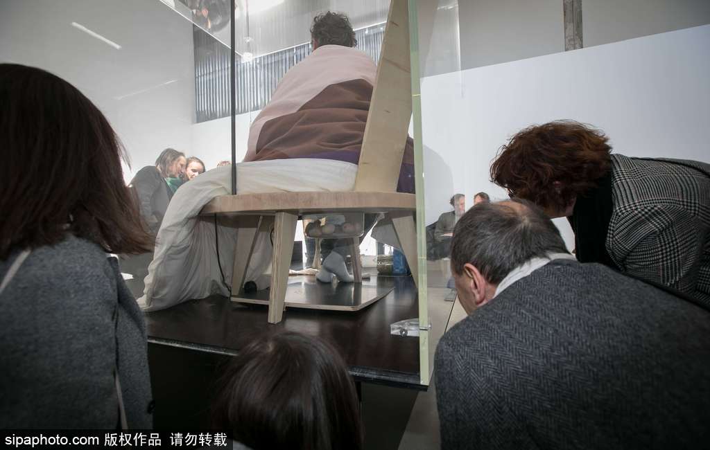 法國(guó)男子嘗試“孵蛋” 3周后成功孵化一顆雞蛋