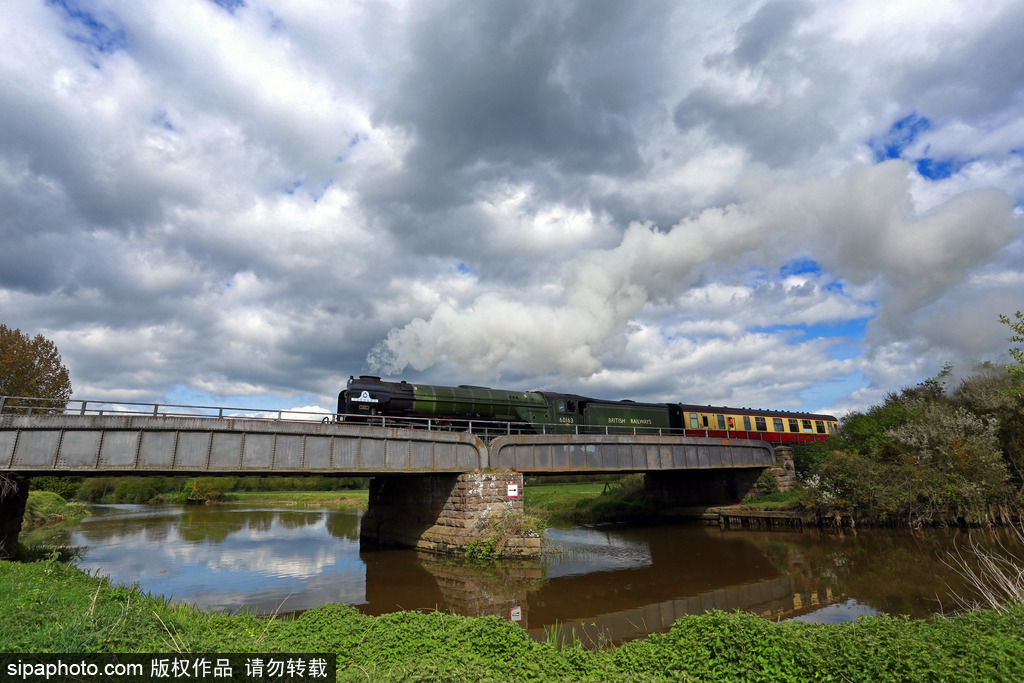 老技術(shù)也能飆車 英國(guó)“旋風(fēng)號(hào)”蒸汽火車跑出161公里/小時(shí)