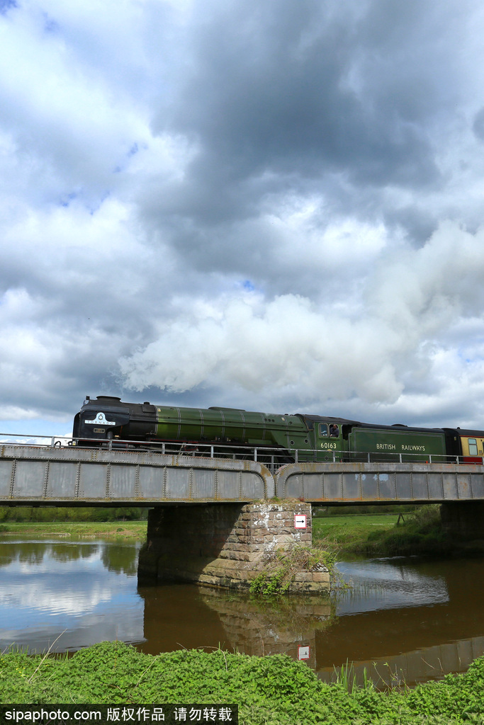 老技術(shù)也能飆車 英國“旋風(fēng)號(hào)”蒸汽火車跑出161公里/小時(shí)