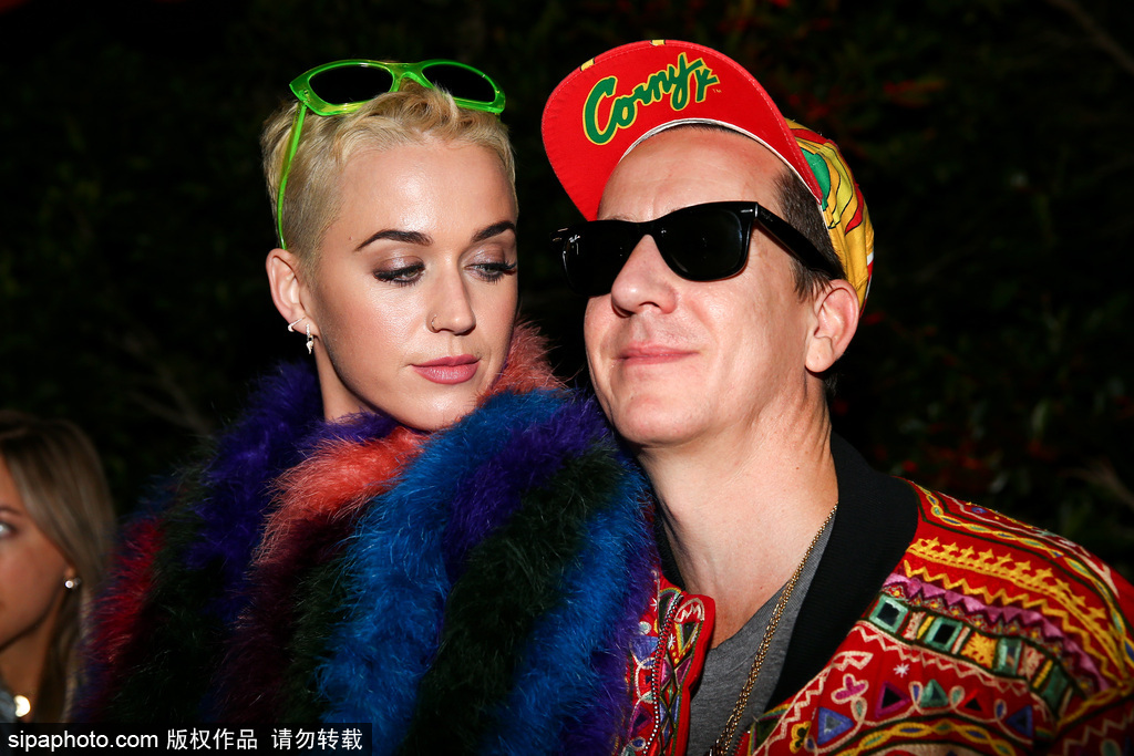 放飛自我！水果姐染了一頭綠發 還和出柜設計師熱吻