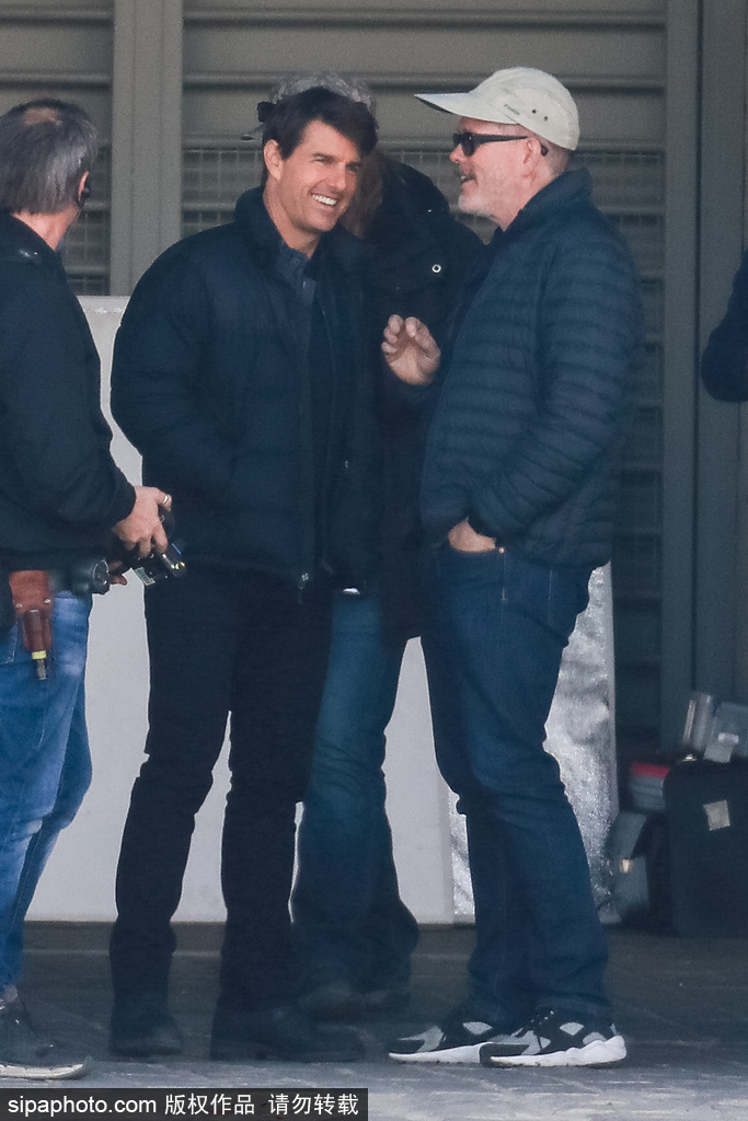 “阿湯哥”帥氣現(xiàn)身《碟中諜6》片場與員工有說有笑