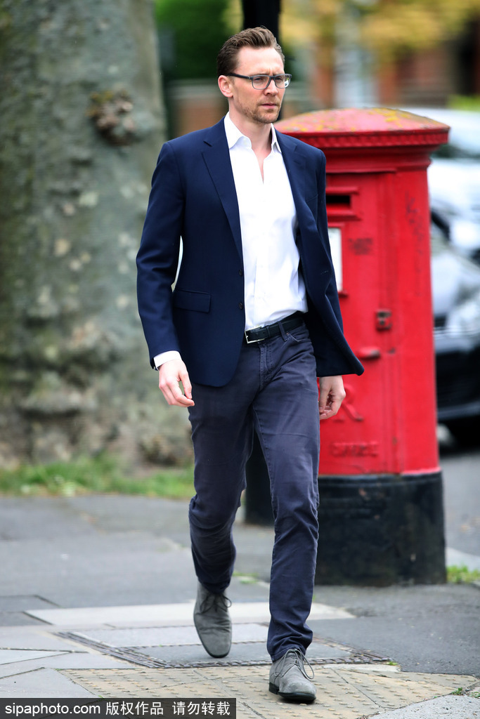 抖森罕見(jiàn)戴眼鏡出街 萬(wàn)年不換小藍(lán)鞋又出鏡