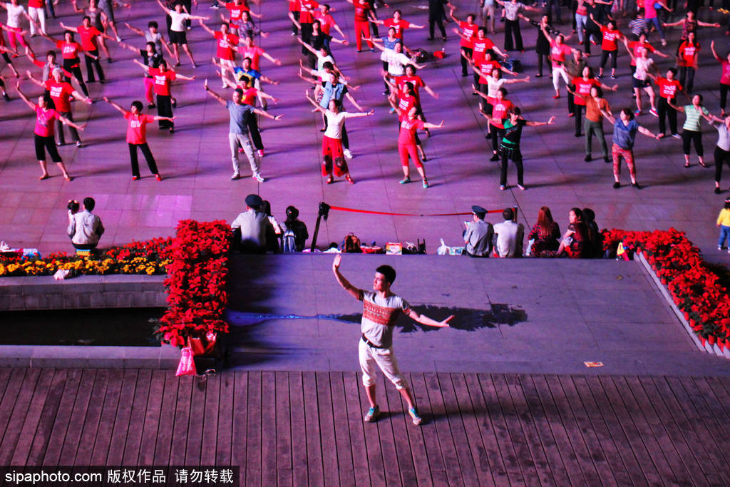 世界這么大!不一定要去迪拜撿垃圾 盤點世界奇葩工種