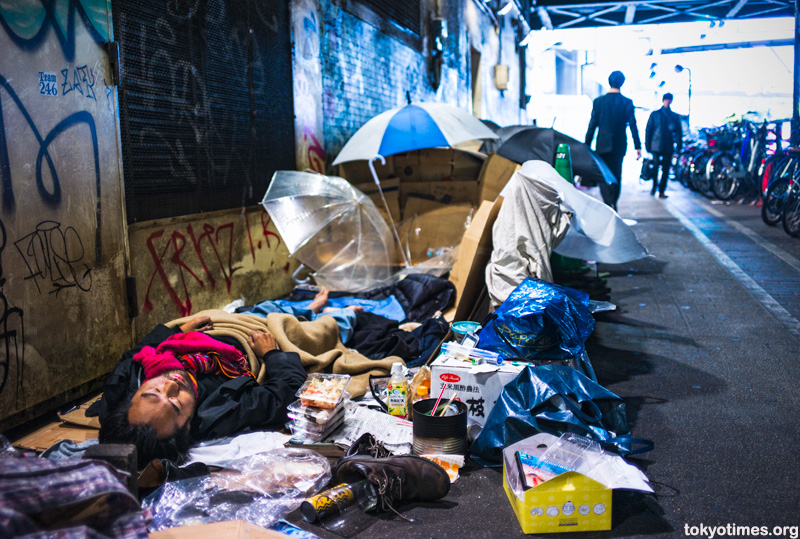 日本男子蝸居廁所3年 存500多個(gè)