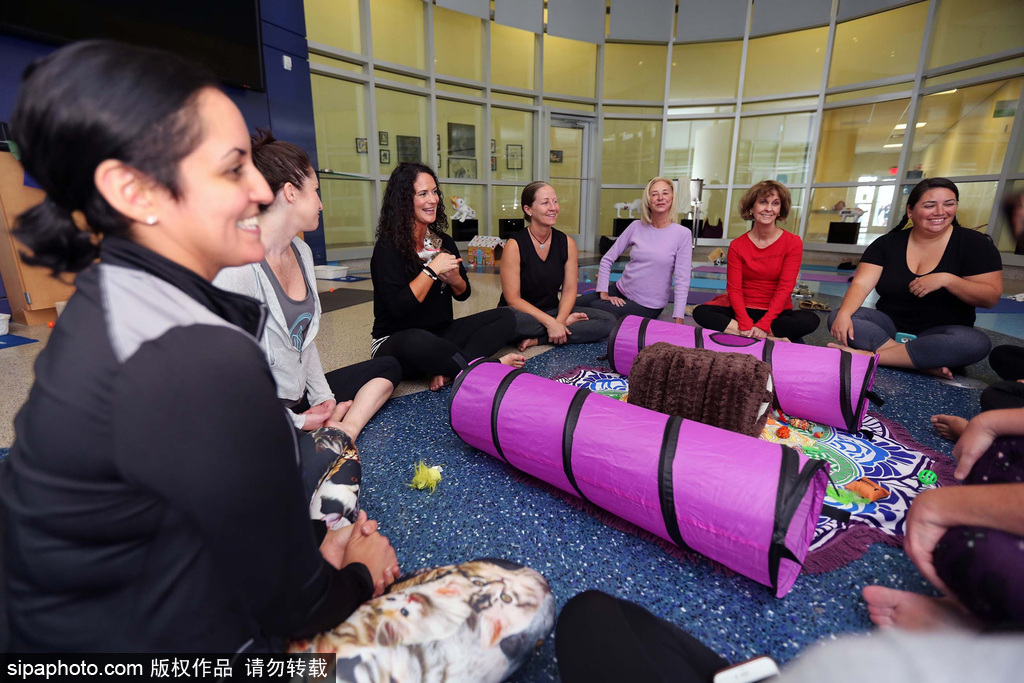 與喵星人一起做運動 美國推出人與貓咪瑜伽工作室