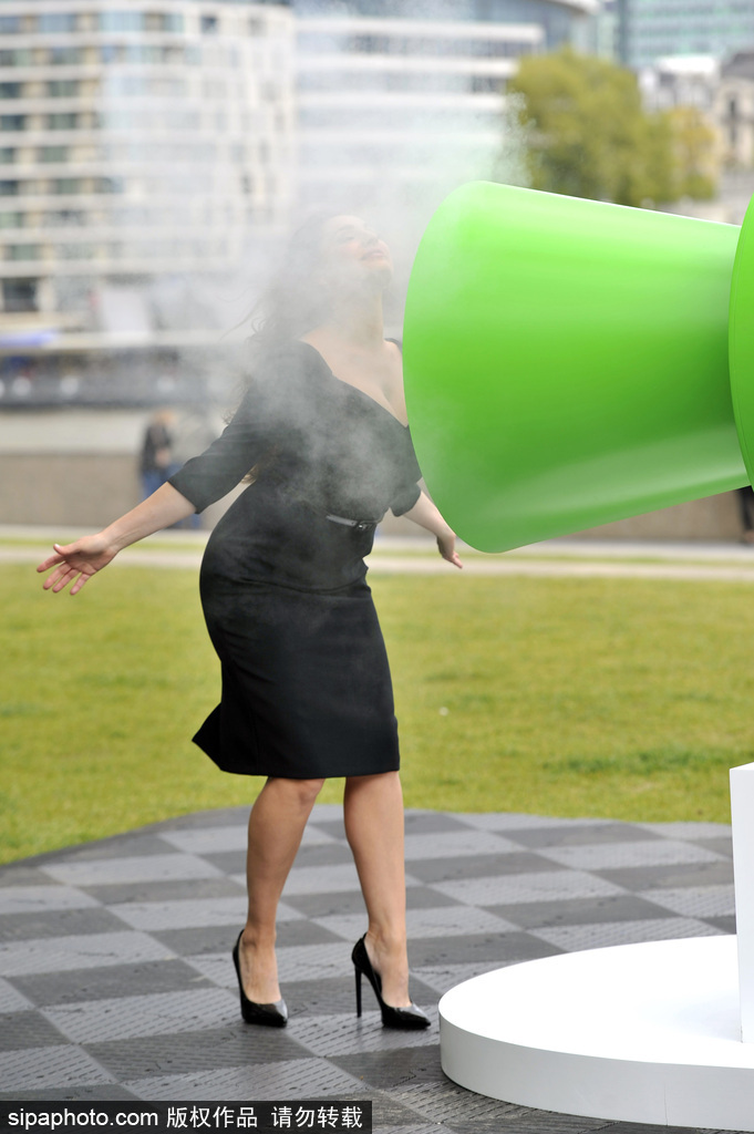 神奇！英國現巨型薯片機 可將薯片轉化成“味道云”