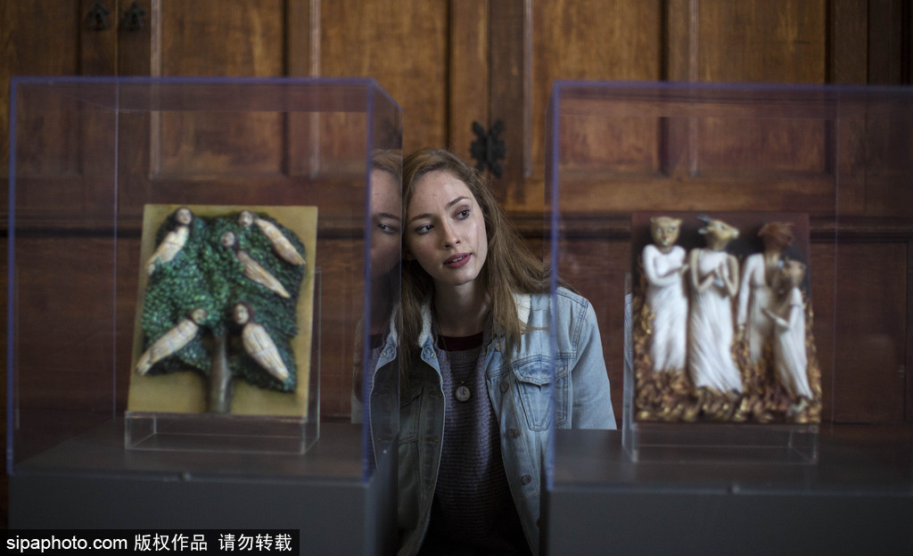 英國(guó)教堂舉行木雕藝術(shù)展 奇詭神秘仿若走進(jìn)木偶城堡