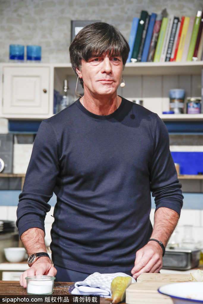 舌尖上的美食？勒夫參加節目變身大廚 鍋鏟翻飛火光沖天