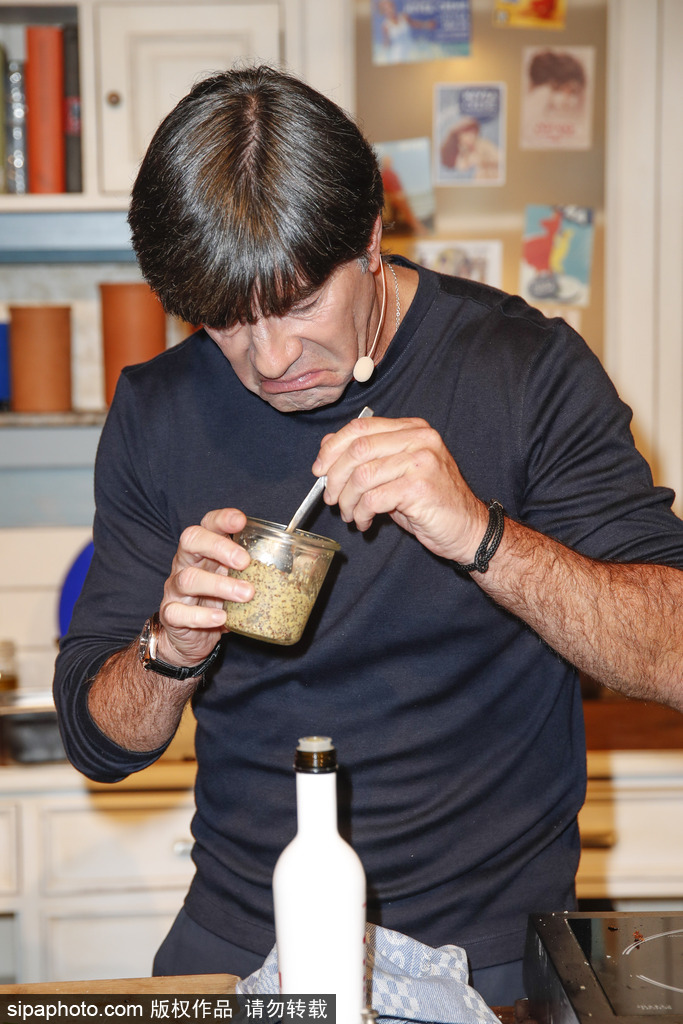 舌尖上的美食？勒夫參加節目變身大廚 鍋鏟翻飛火光沖天