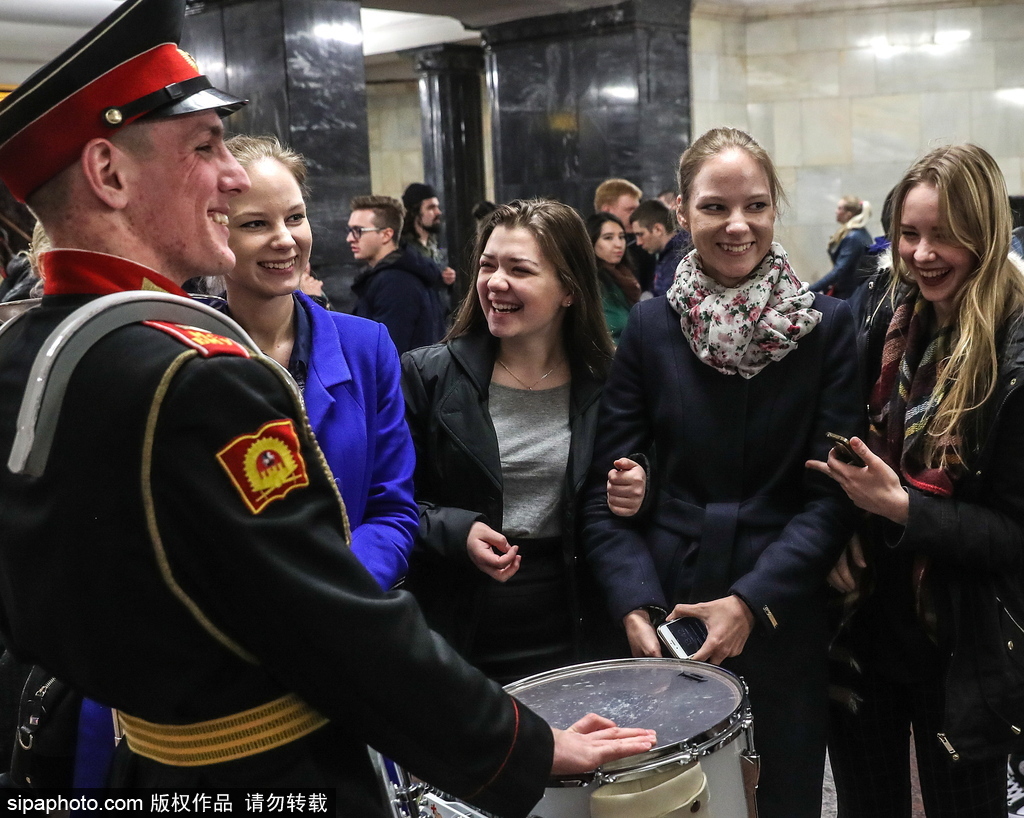 莫斯科軍事音樂學(xué)院學(xué)員地鐵站“快閃”演出 引乘客圍觀