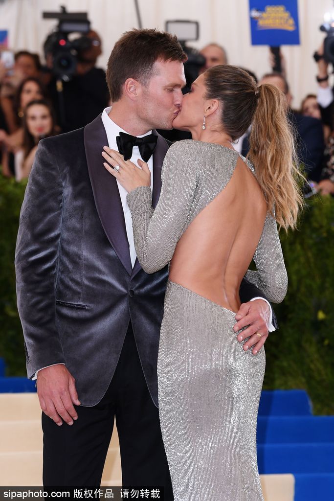 2017Met gala紅毯：吉賽爾·邦辰一襲銀色魚尾禮裙性感至極 與老公紅毯擁吻