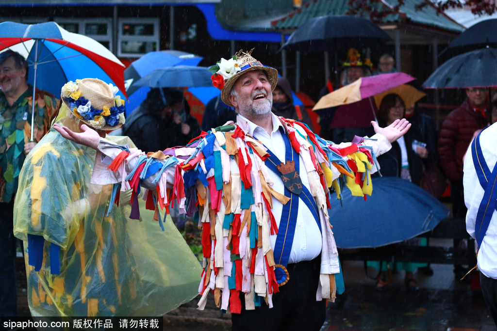 英國人的“尬舞”：彼得伯勒舉行五月節日慶典 上演傳統莫里斯舞