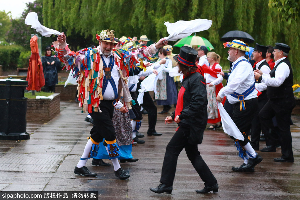 英國(guó)人的“尬舞”：彼得伯勒舉行五月節(jié)日慶典 上演傳統(tǒng)莫里斯舞
