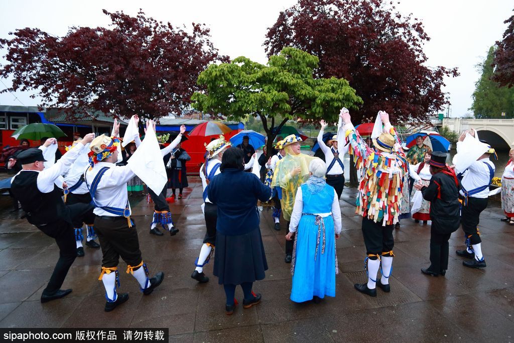 英國(guó)人的“尬舞”：彼得伯勒舉行五月節(jié)日慶典 上演傳統(tǒng)莫里斯舞