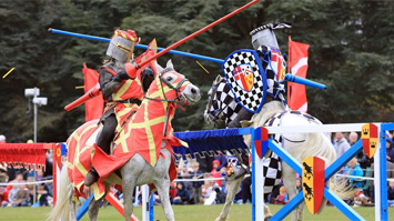 英國春季騎士節再度上演中世紀對決 服飾花哨復古趣味十足