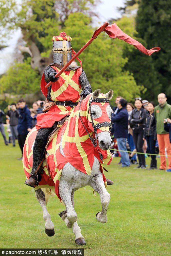 英國春季騎士節再度上演中世紀對決 服飾花哨復古趣味十足
