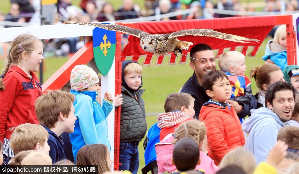 英國(guó)春季騎士節(jié)再度上演中世紀(jì)對(duì)決 服飾花哨復(fù)古趣味十足