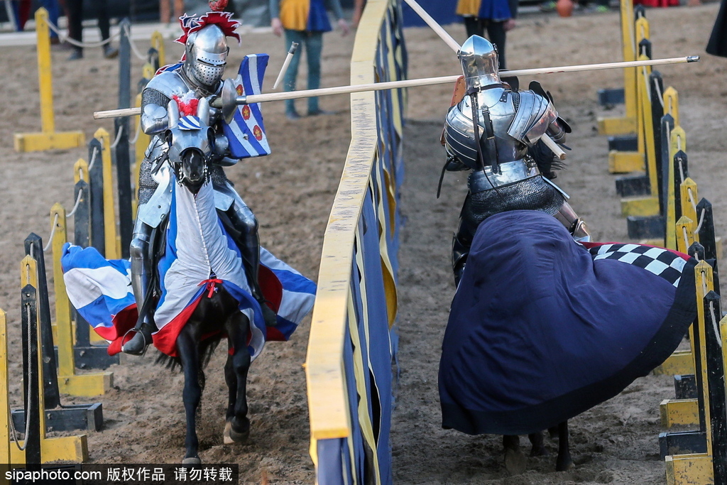 莫斯科舉行國際騎士節 全副武裝重現“中世紀”戰斗場景