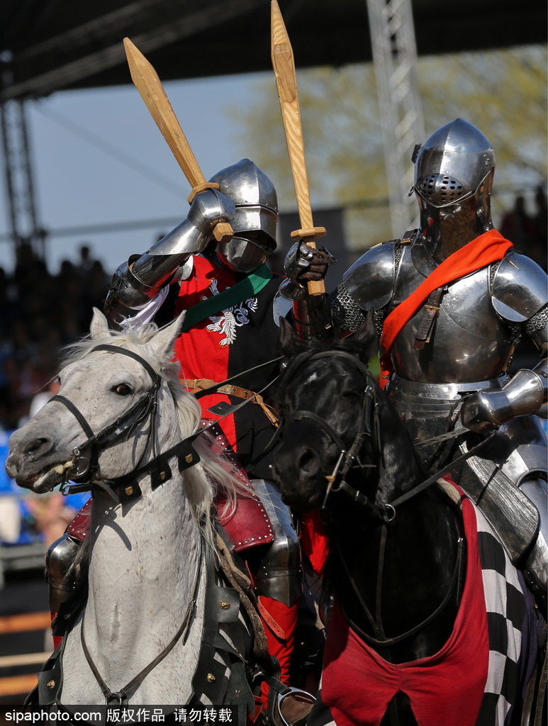 莫斯科舉行國際騎士節 全副武裝重現“中世紀”戰斗場景