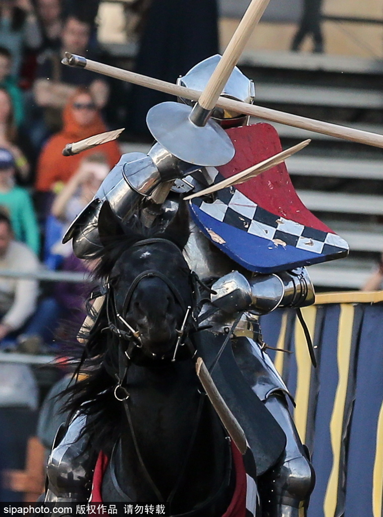莫斯科舉行國際騎士節 全副武裝重現“中世紀”戰斗場景