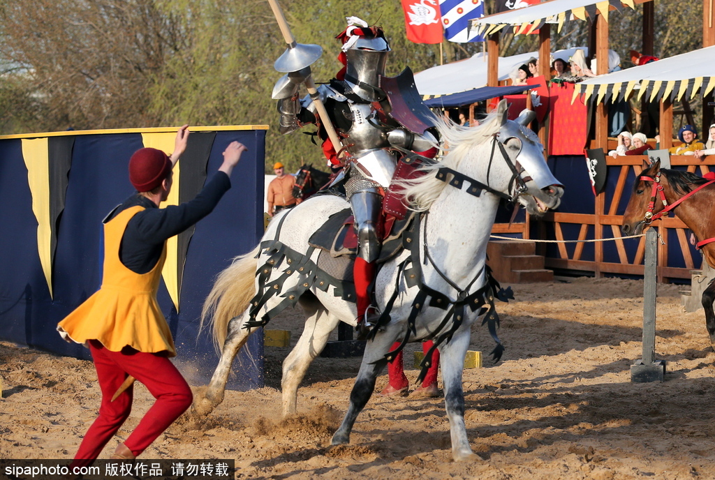 莫斯科舉行國際騎士節(jié) 全副武裝重現(xiàn)“中世紀(jì)”戰(zhàn)斗場(chǎng)景