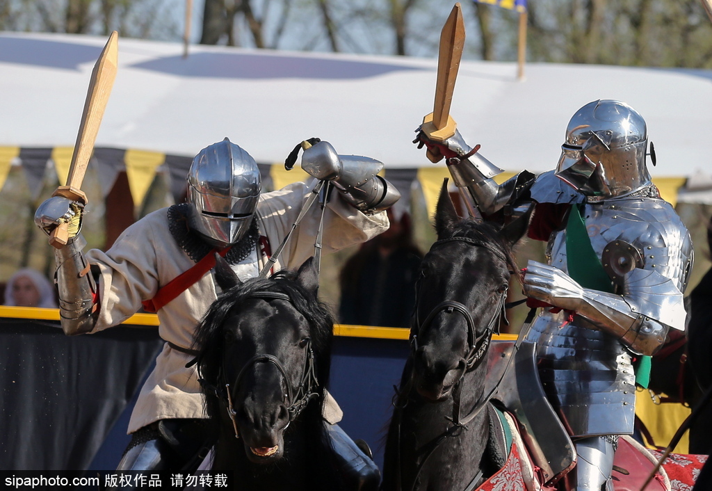 莫斯科舉行國際騎士節 全副武裝重現“中世紀”戰斗場景
