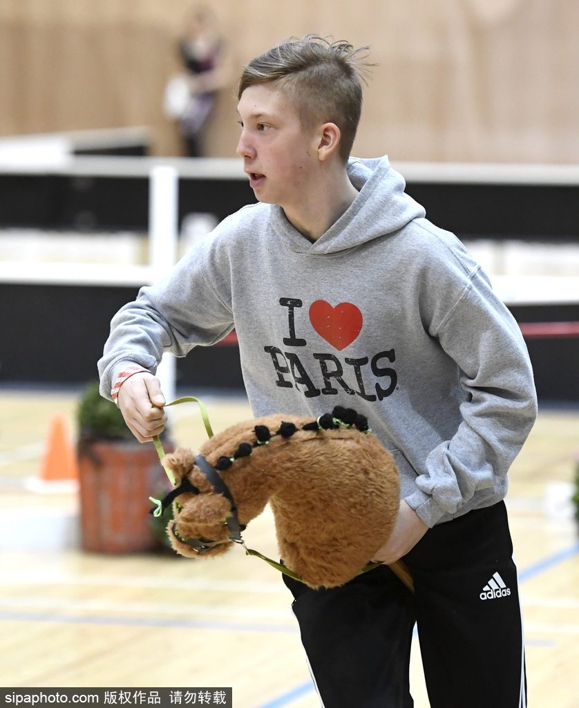 芬蘭舉行“霍比”賽馬錦標賽 萌娃抱馬頭玩偶參賽歡樂不斷