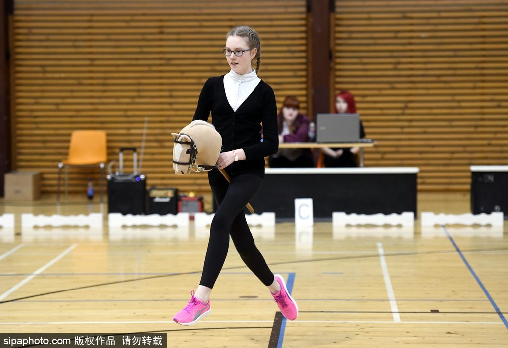 芬蘭舉行“霍比”賽馬錦標賽 萌娃抱馬頭玩偶參賽歡樂不斷