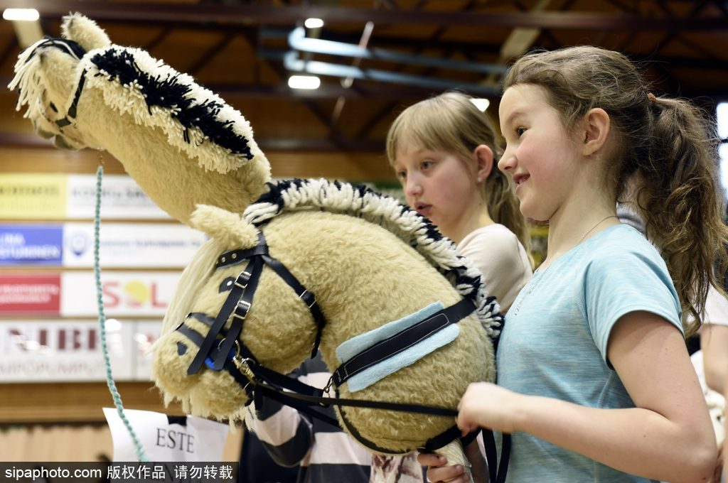 芬蘭舉行“霍比”賽馬錦標(biāo)賽 萌娃抱馬頭玩偶參賽歡樂不斷