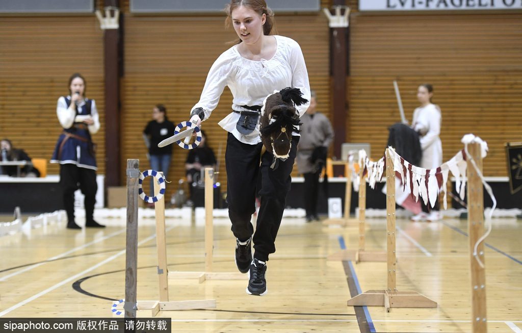 芬蘭舉行“霍比”賽馬錦標(biāo)賽 萌娃抱馬頭玩偶參賽歡樂(lè)不斷