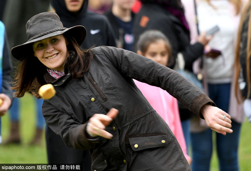 腐國人民真歡樂！多塞特郡舉行扔面包比賽