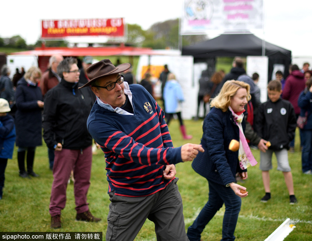 腐國人民真歡樂！多塞特郡舉行扔面包比賽